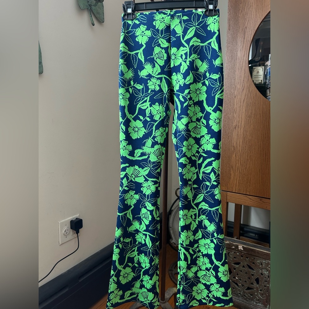 NWT! Zara floral bell bottoms size small